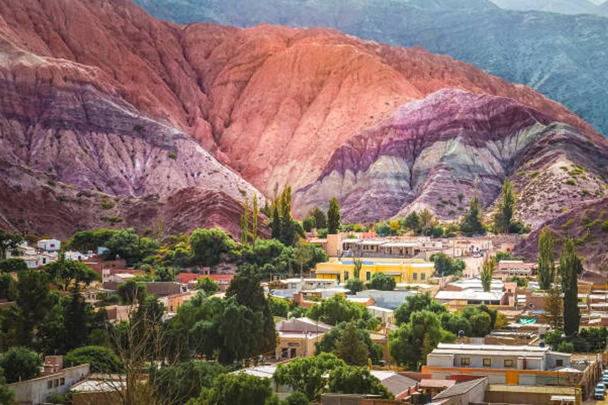 Purmamarca es una visita obligada, por su tradicional vista al cerro de los siete colores y su pueblo que no ha perdido identidad. iStock.