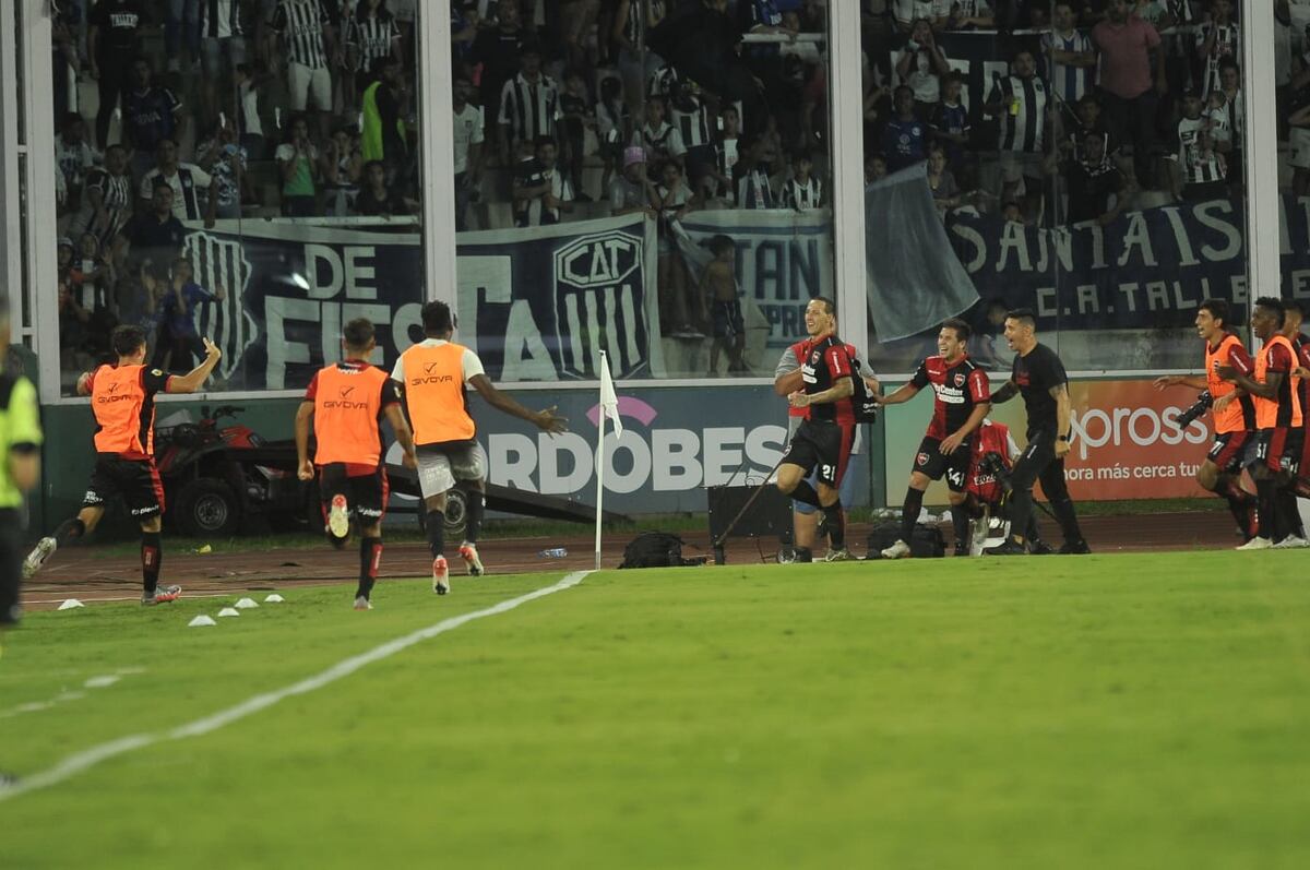 Cristian Lema marcó de penal para Newell's y puso el 2-0 ante Talleres en el Kempes por la Copa de la Liga Profesional. El festejo cercano del ex Belgrano de cara la hinchada albiazul, fue riesgoso, pero quienes se enojaron no pasaron del insulto. (Javier Ferreyra)