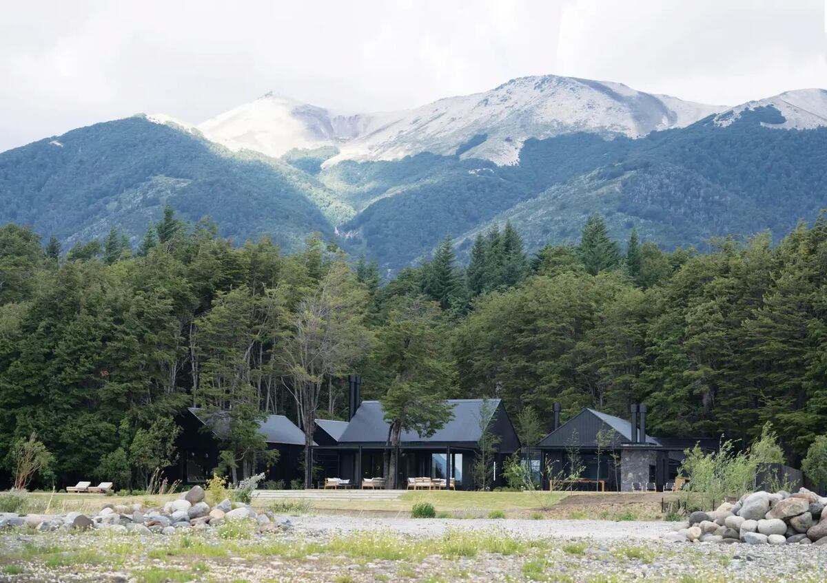 Así es la “casa negra” de Juliana Awada en la Patagonia