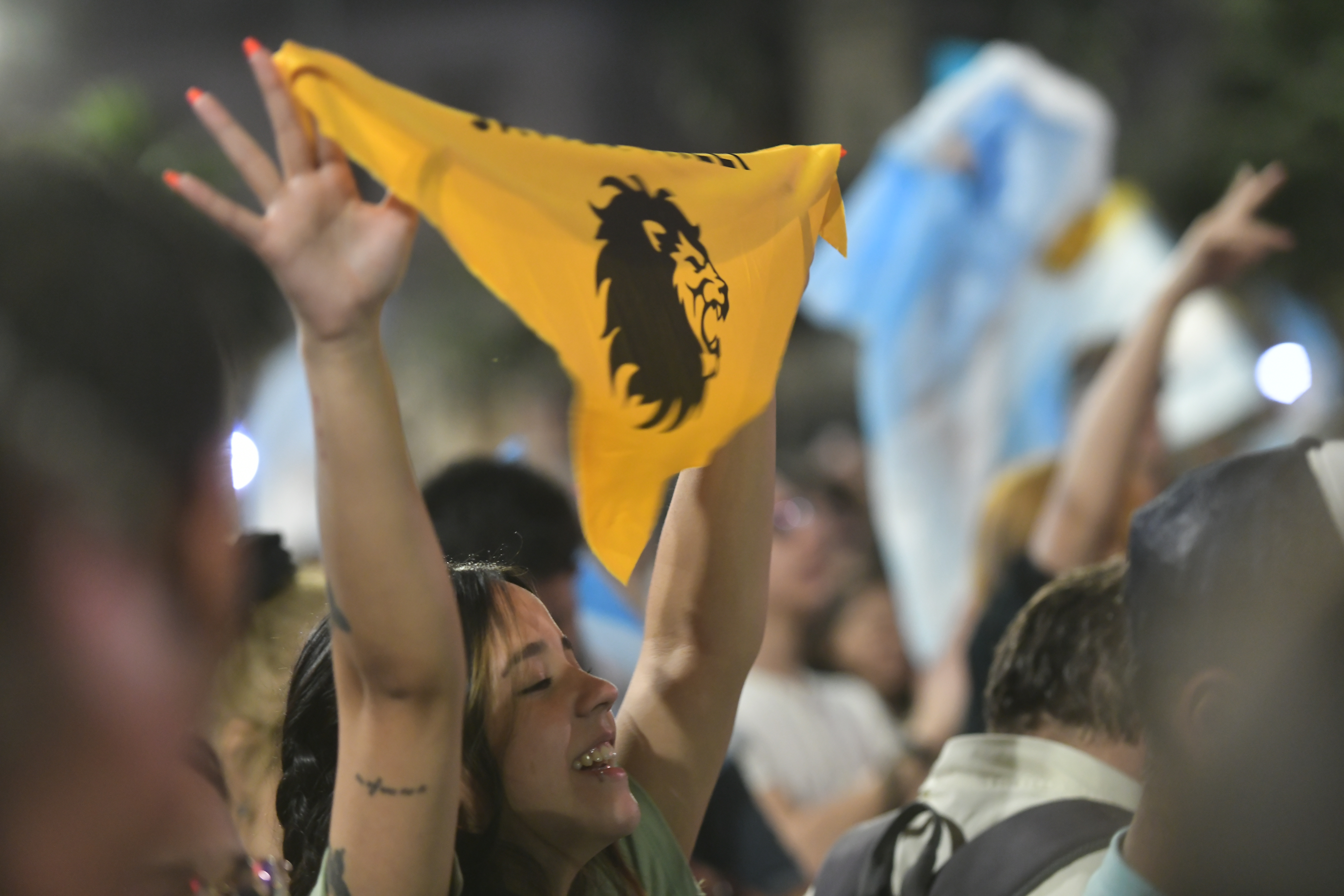 Festejos de partidarios de La Libertad Avanza en Patio Olmos por el triunfo de Javier Milei en la elecciones presidenciales 19 noviembre 2023 foto Javier Ferreyra