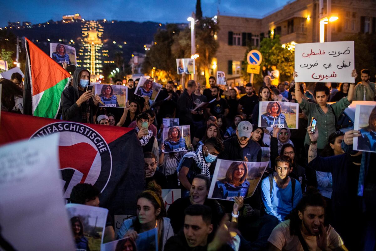 Militantes palestinos protestan por la muerte de Shireen Abu Akleh, periodista de la red Al Jazeera, caída por fuego israelí. (Foto / AP)