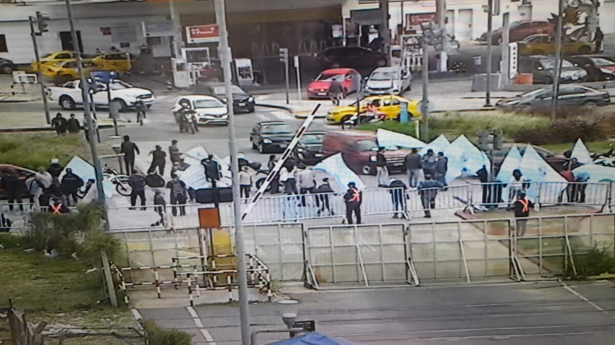 Protesta de trabajadores de Luz y Fuerza en las afueras del Centro Cívico.