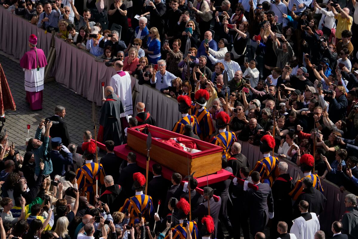 La procesión con el cuerpo del papa Francisco, que estará tres días en la basílica de San Pedro, pasa entre la multitud en el Vaticano, el miércoles 23 de abril de 2025. (AP Foto/Gregorio Borgia)