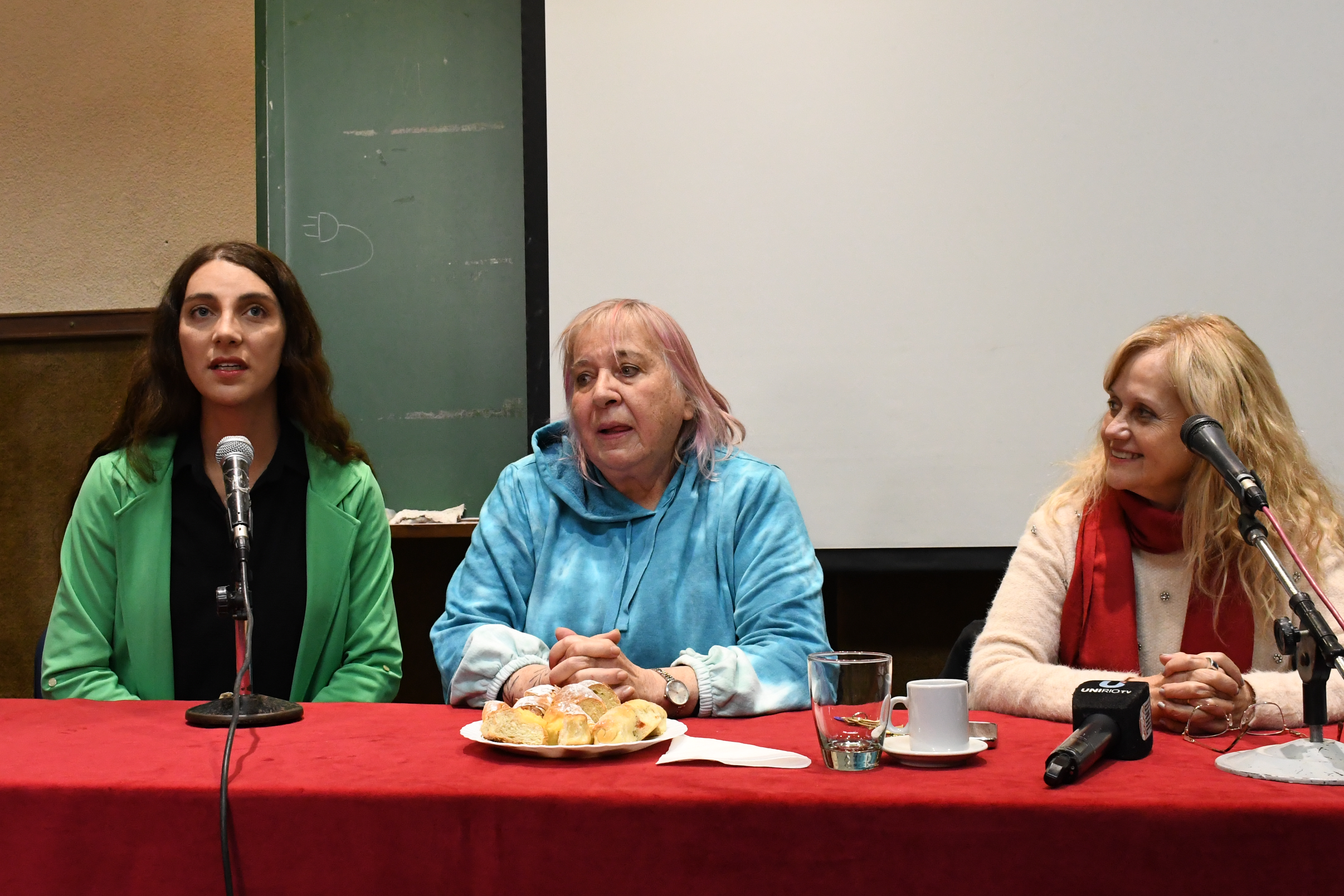 Mercedes Reyna, Rosa Cattana y la rectora Marisa Rovera en la sesión del Consejo Superior donde fue presentada la nueva funcionaria. (Área Fotografía UNRC- Cecilia Grosso)