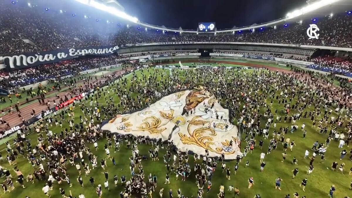 Lograron el ascenso luego de 32 años y celebraron con la imagen de una virgen en la cancha. (X)