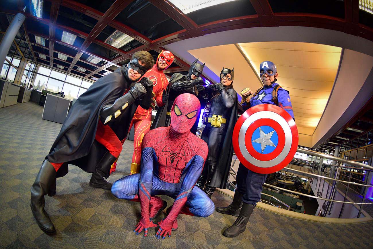 Batman y los superhéroes cordobeses de visita a la Redacción de La Voz para Historias Urbanas. (José Gabriel Hernández / La Voz)