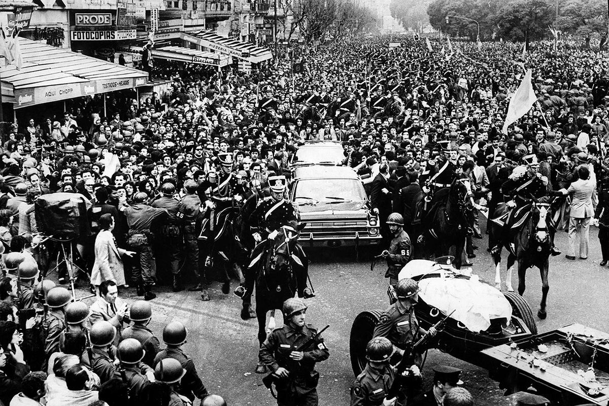 50 años de la muerte de Juan Domingo Perón. Imágenes del multitudinario sepelio en Buenos Aires. (Archivo Gentileza Clarín)