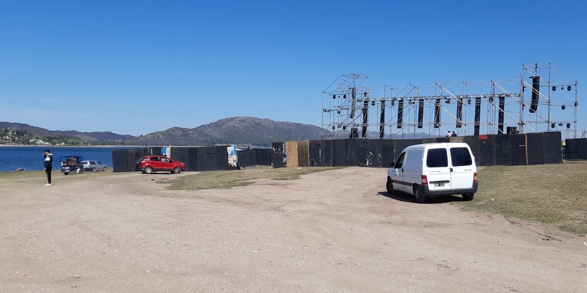 Los preparativos de escenario y espacios para la megafiesta del Dia de la Primavera en Potrero de Garay (La Voz) .