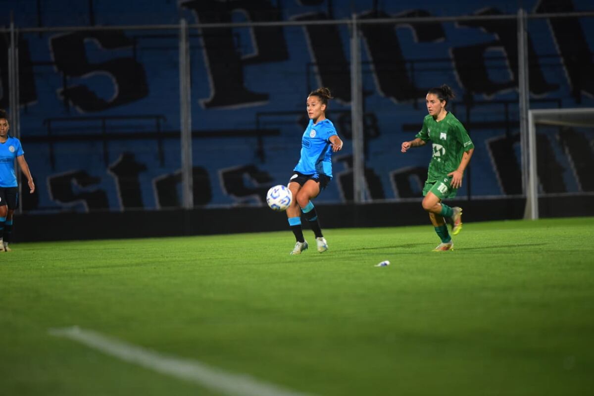 Fútbol femenino. Belgrano vs. Ferro, este martes en el Gigante de Alberdi. (Javier Ferreyra / La Voz)