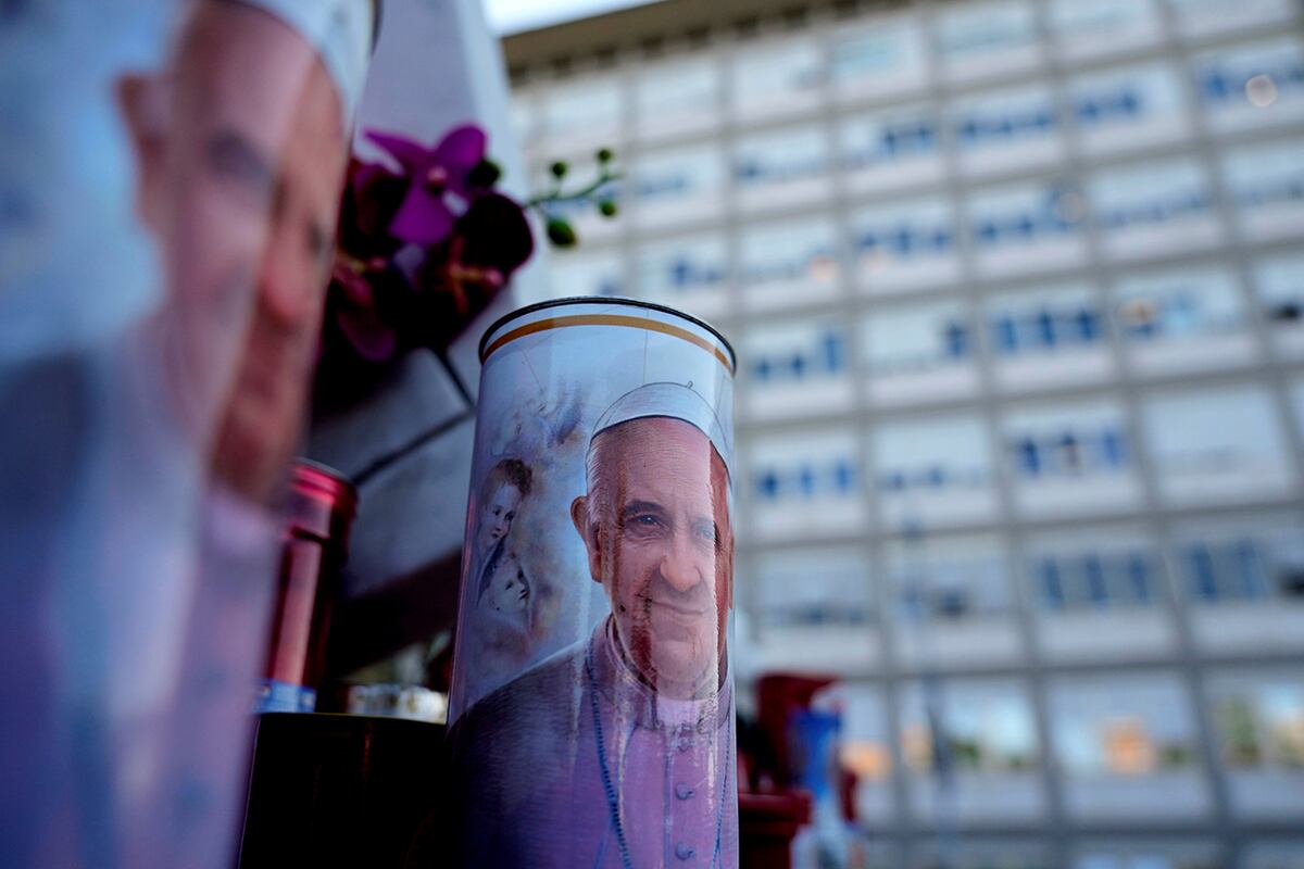 Fieles esperan bajo la ventana cerrada del Palacio Apostólico del Vaticano, el domingo 16 de febrero de 2025, desde donde el Papa Francisco, hospitalizado el viernes, bendice a los fieles reunidos en la Plaza de San Pedro después del Ángelus de cada domingo. (Foto AP/Gregorio Borgia)