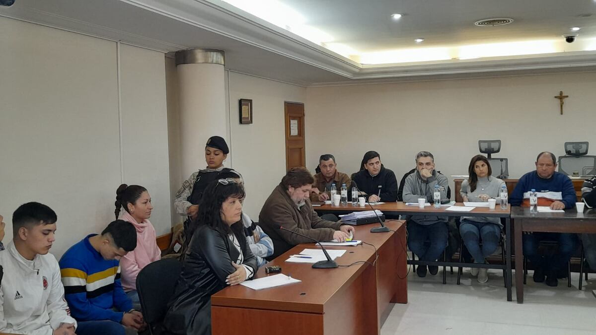 De izquierda a derecha y contra la pared, detrás de los abogados defensores: Lascano, Funes y Suárez, en el banquillo de los acusados. Se los juzga por el asesinato de José Luis Cáceres en Morteros. 