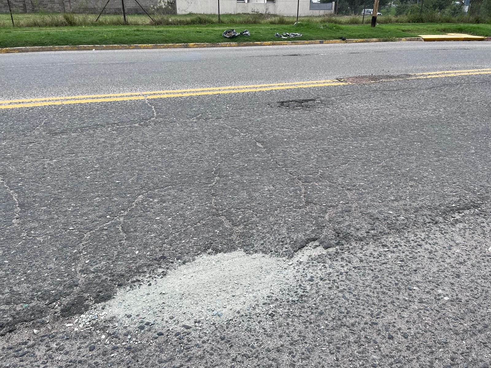 La avenida Celso Barrios, llena de baches. (La Voz)