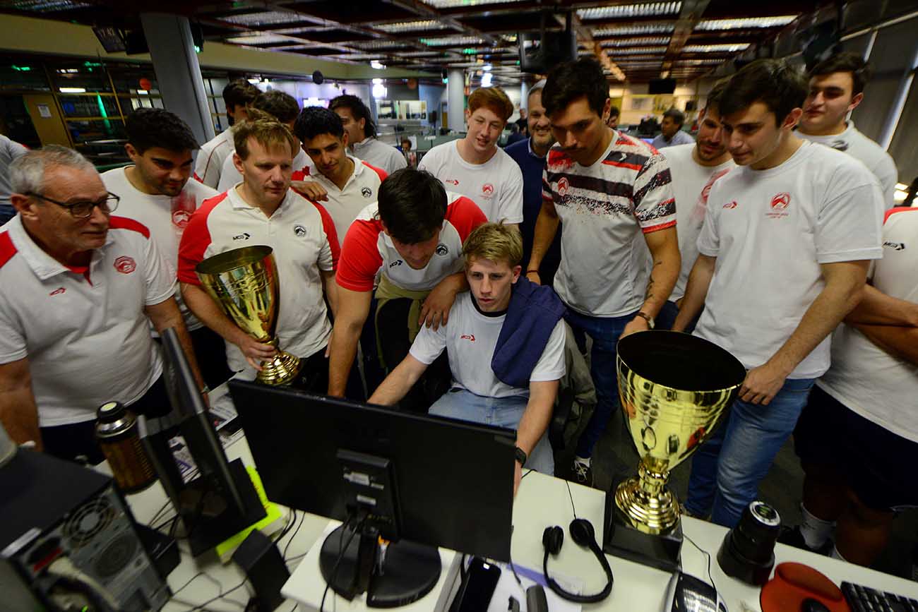Jugadores de Jockey CC rememoran la final a través de las imágenes tomadas en el partido ante su homónimo de Villa María. (José Gabriel Hernández / La Voz)