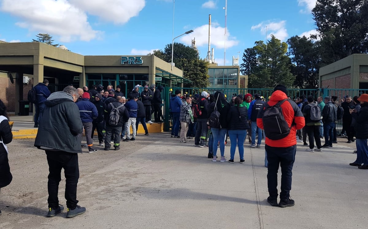 Este miércoles. Asamblea de los empleados frente a la sede de Petroquímica. (La Voz)