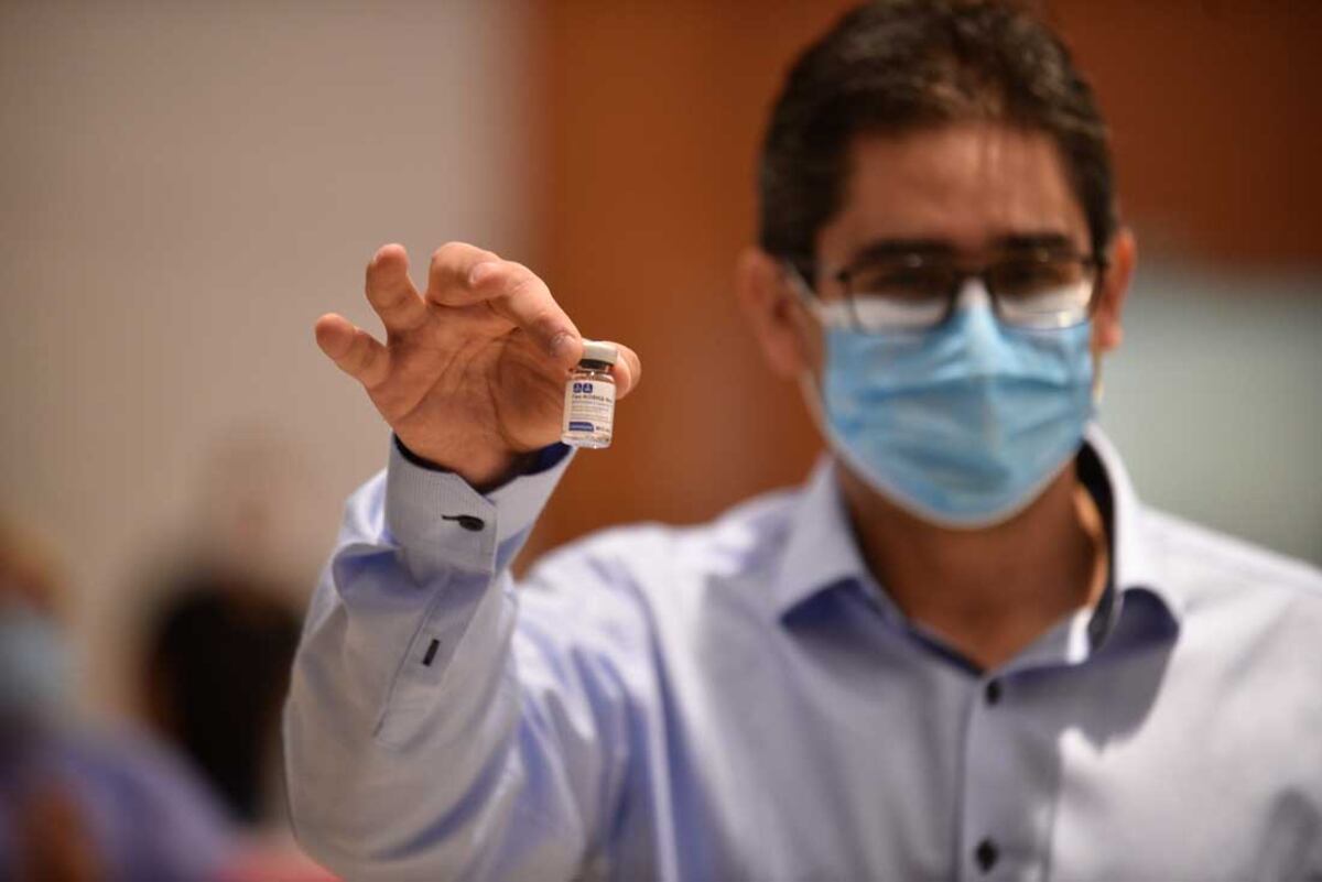 cardozo ministro de salud de cordoba en el CCC centro de convenciones cordoba comenzo en cordoba y argentina la vacunacion contra el covid 19 con la vacuna rusa Sputnik V foto ramiro pereyra