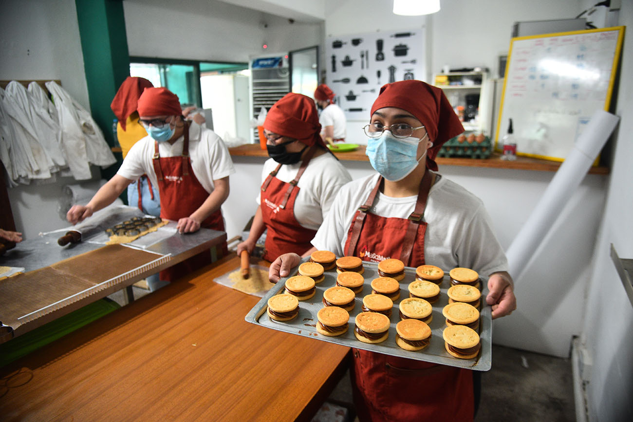 El proyecto de Masamano fabrica alfajores que se entregan en cajas de 6 variedades distintas que representan la diversidad. Foto: (Pedro Castillo / La Voz)
