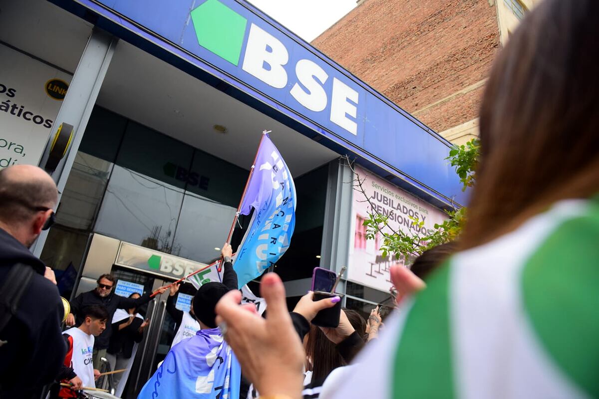 Paro General. Protesta de los empleados bancarios en el centro de la ciudad de Córdoba. (José Gabriel Hernández / La Voz)