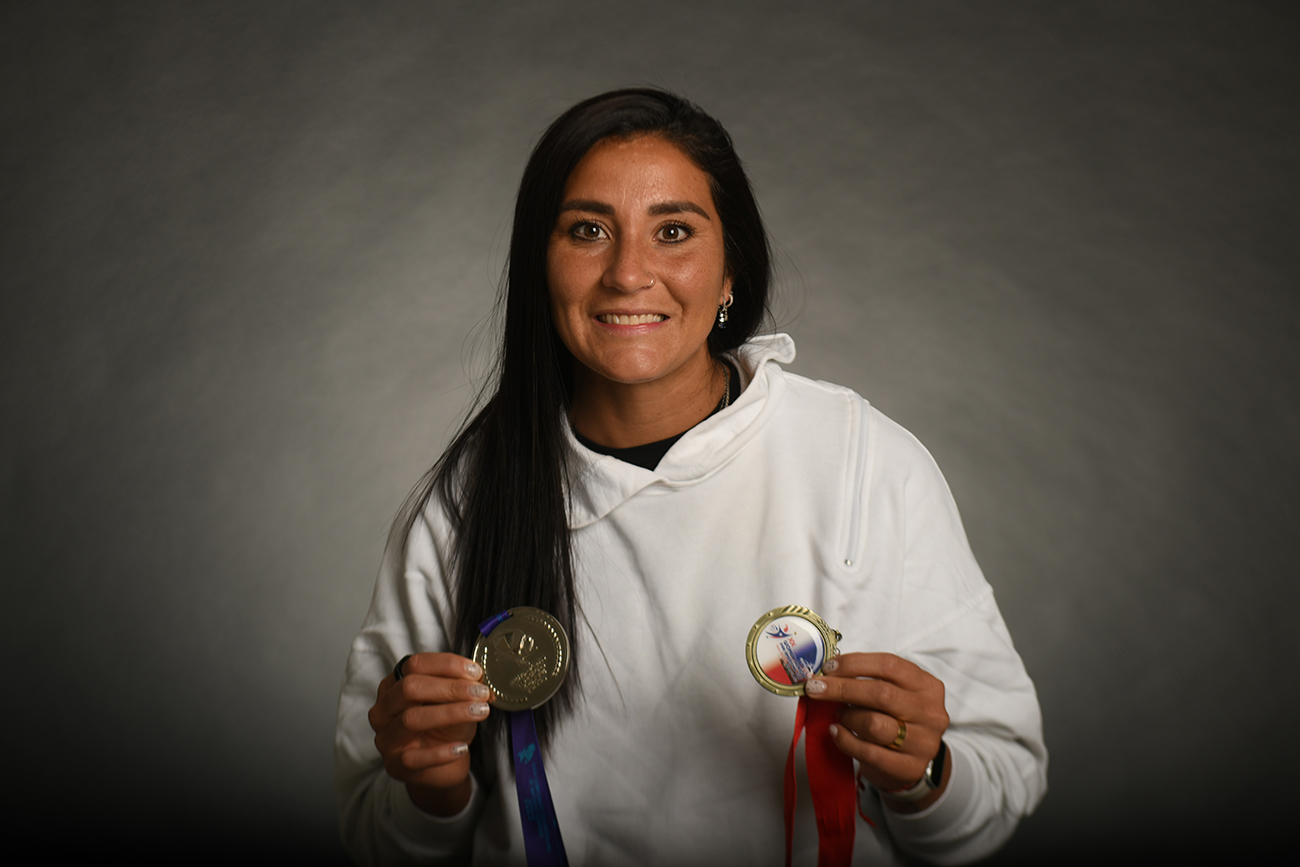 Yas Nizetich con sus dos conquistas más recientes: la medalla de plata en el Sudamericano de Brasil y la de oro en la Copa Panamericana de  Puerto Rico. (Ramiro Pereyra /La Voz) 