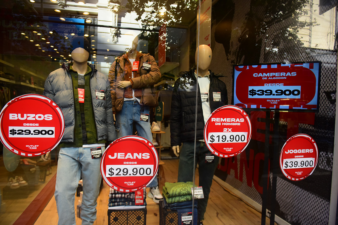 Venta del día del padre en el centro de la ciudad de Córdoba. (José Gabriel Hernández / La Voz)