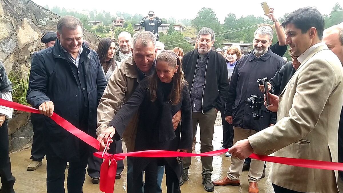 La inauguración, en abril pasado, con los propietarios y autoridades de la Agencia Córdoba Turismo (Gentileza)