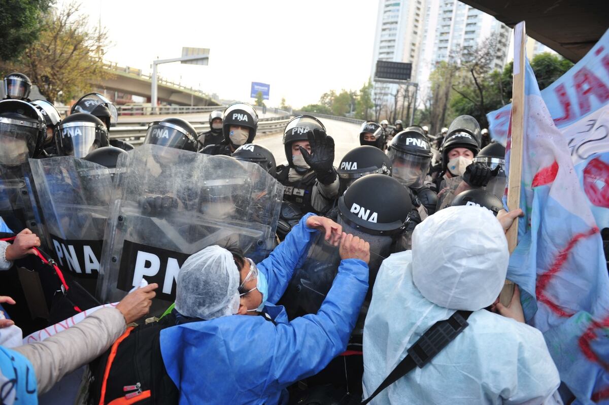 Incidentes en Puente Pueyrredón con trabajadores de la salud. (Clarín)