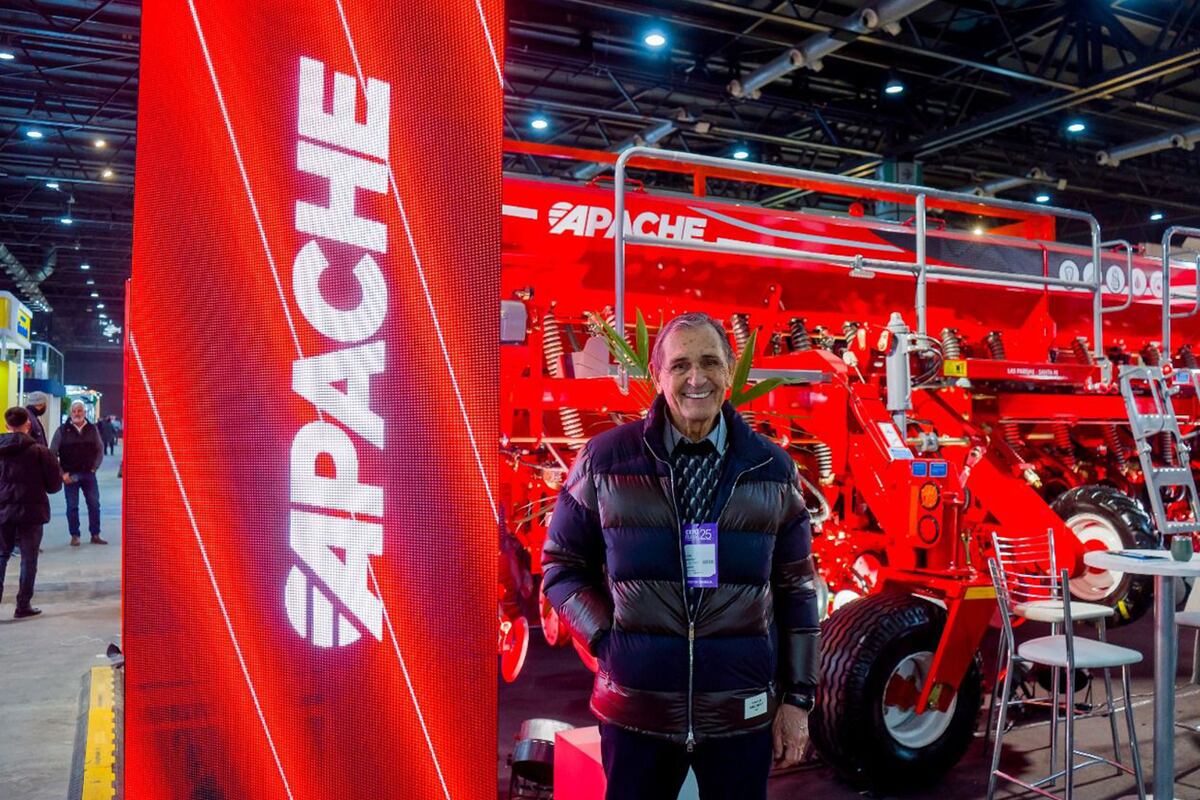 Carlos Castellani, titular de Apache, junto a la Air Drill 90000.