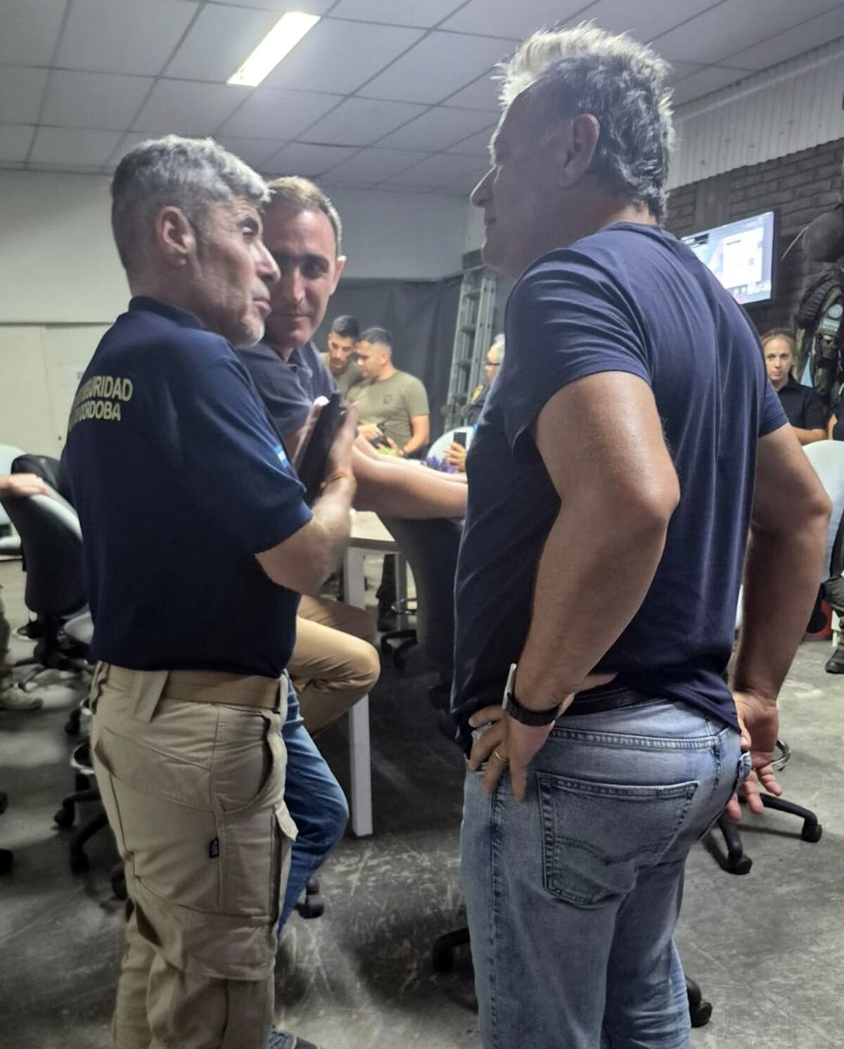 Los ministros Julián López y Juan Pablo Quinteros, junto al secretario de la fiscalía, Nicolás Torres, en el lugar desde donde se comandaron las operaciones. (Gobierno de Córdoba)
