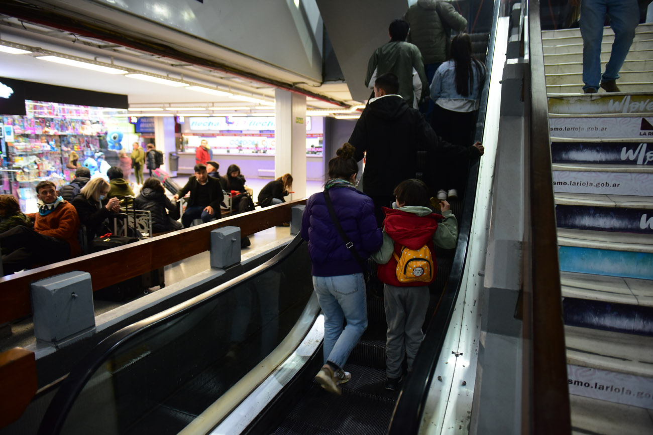 Movimiento de viajeros en la terminal de ómnibus de Córdoba, en el inicio de las vacaciones de invierno.  (Nicolás Bravo / La Voz)
