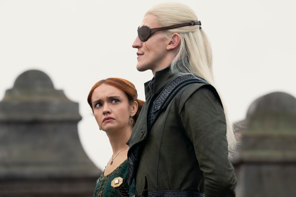 Alicent mira a su hijo Aemond con desconfianza: el hermano de Aegon parece dispuesto a todo. (Theo Whiteman/HBO).