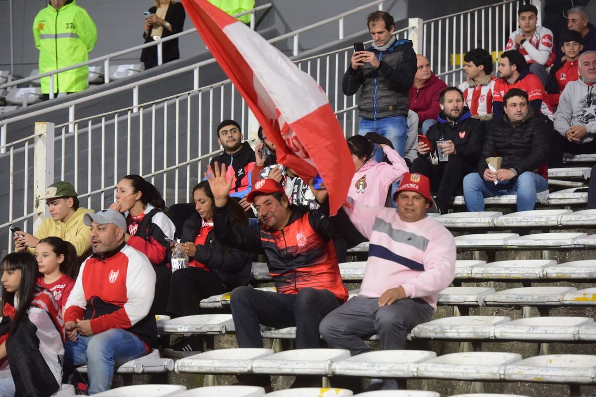 Hinchas de Instituto en la platea Ardiles del estadio Kempes, donde se jugó el partido ante River. (José Gabriel Hernéndez / La Voz)