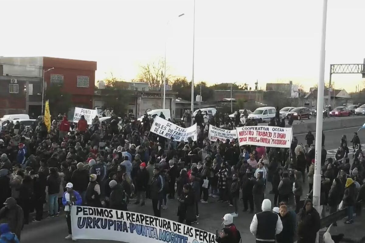Protesta en Puente La Noria. Los empleados de La Salada quieren reabrir sus puestos. (TN)