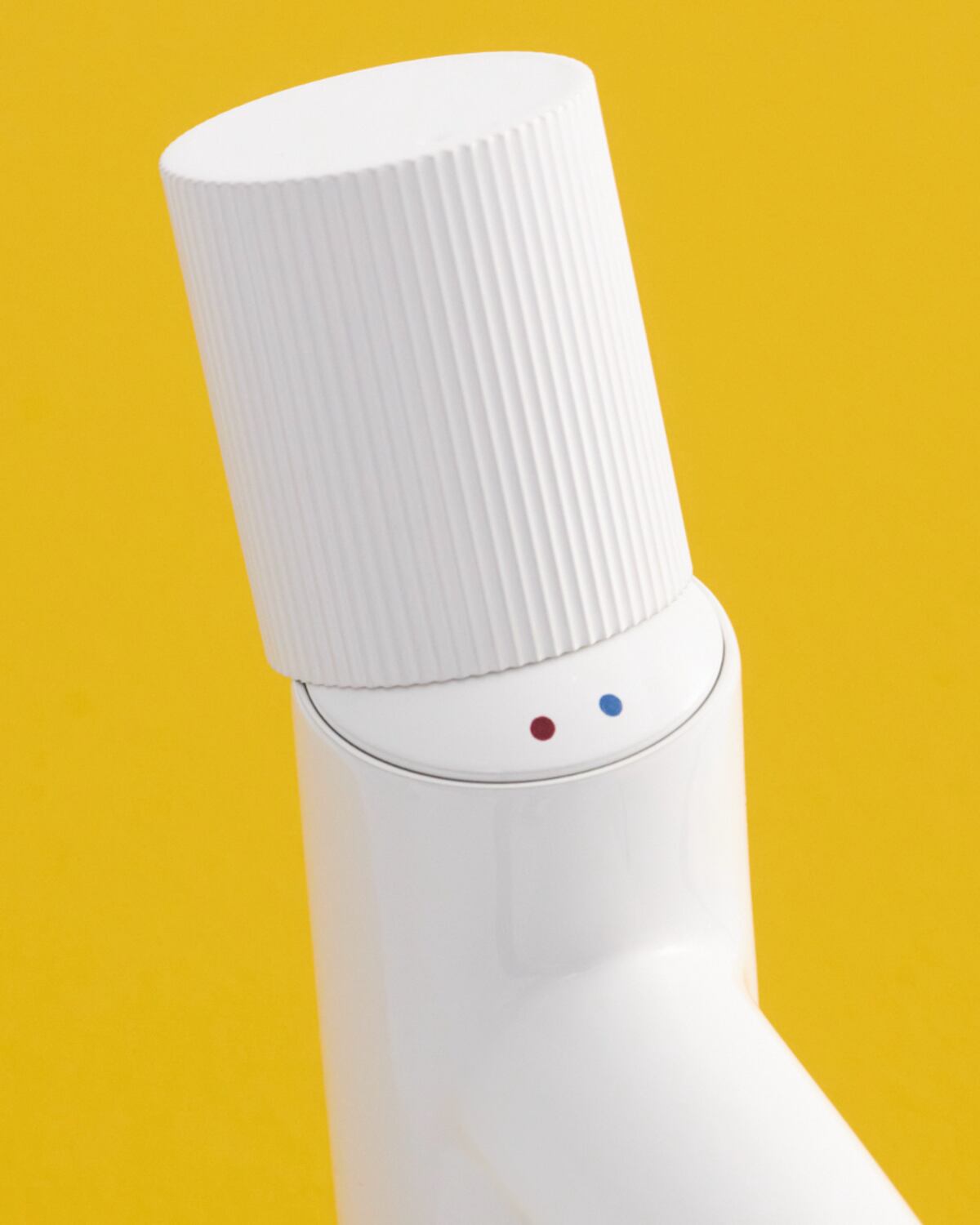 Tiene sutiles elementos de diseño, como los indicadores de agua caliente y fría que emulan sonrisas.