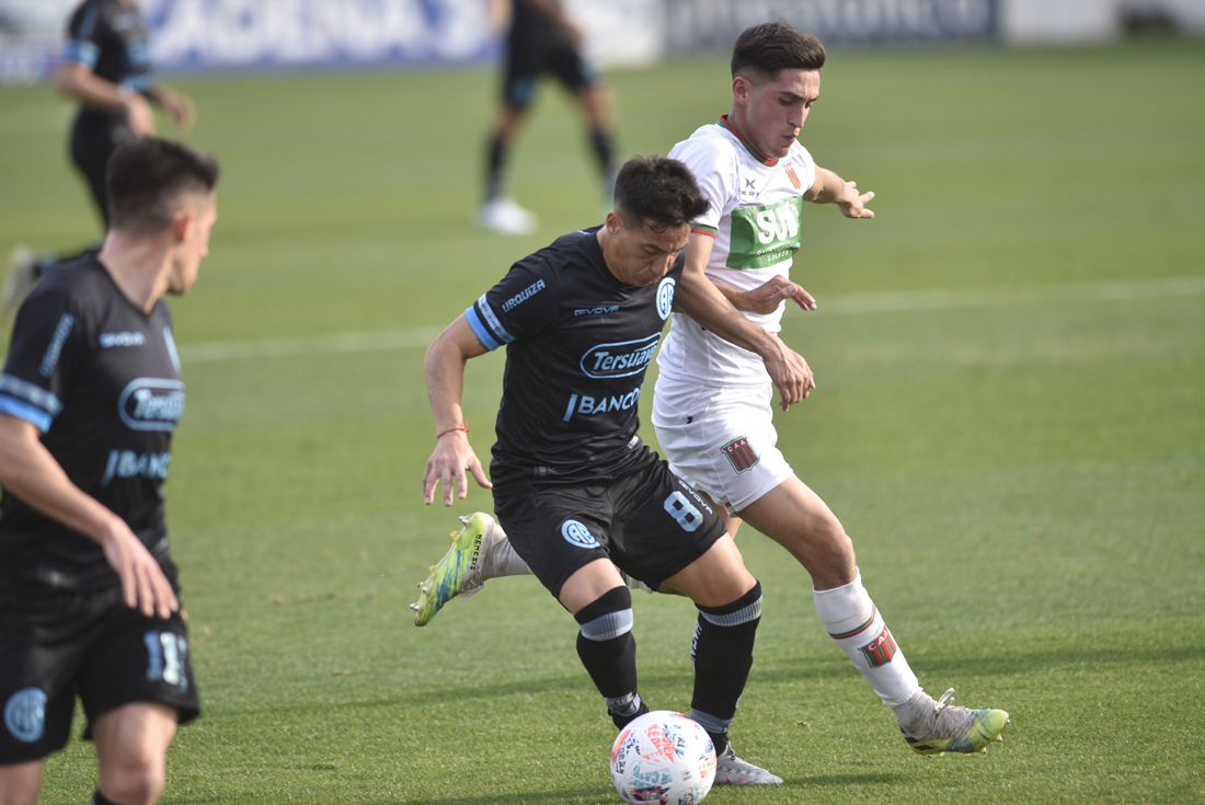 Tomás Asprea en una acción en uno de los partidos que afrontó Belgrano por la Zona A de la Primera Nacional. (Javier Ferreyra)
