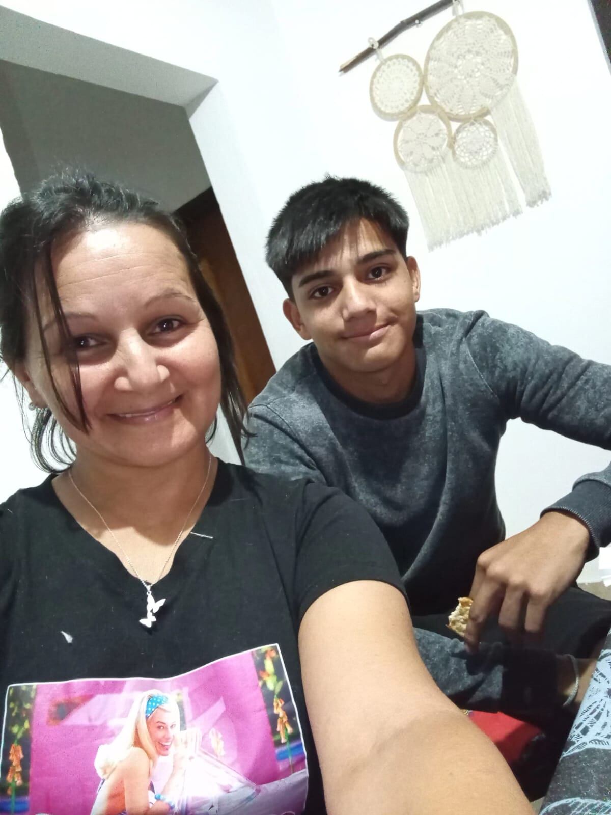 Emiliano Chiavassa y su mamá Paola Galarza, feliz por el debut internacional de su hijo en Talleres.
