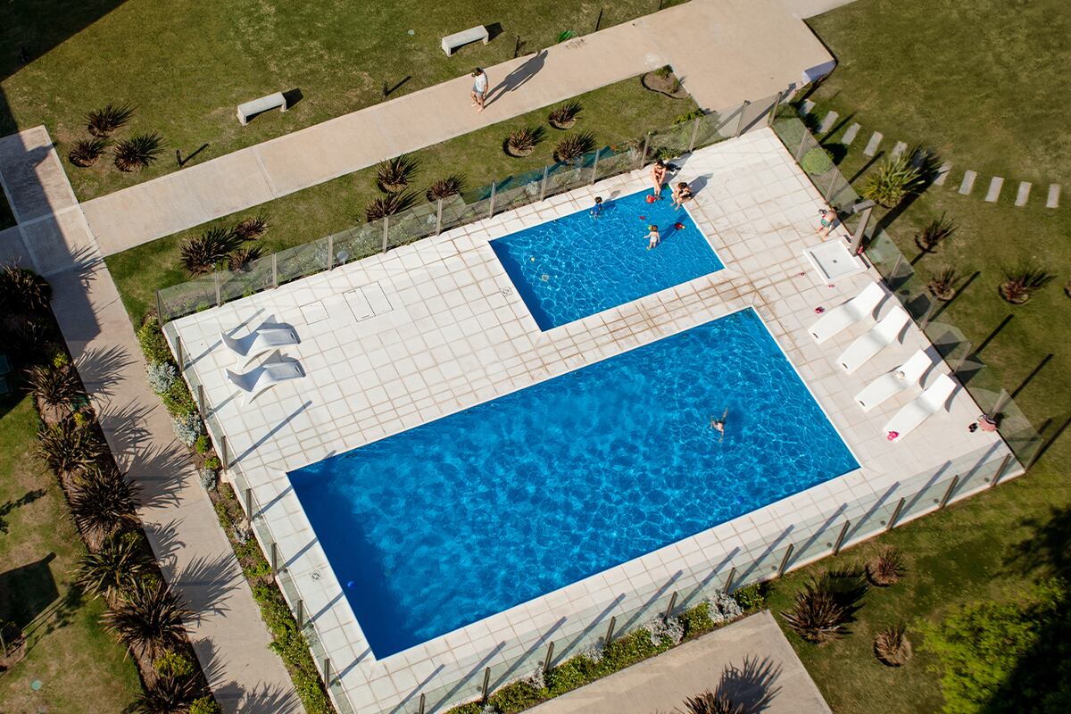 Pilares de Manantiales tiene una pileta para niños y adultos con solarium,  y cada torre cuenta con un SUM con asadores y vistas espectaculares.