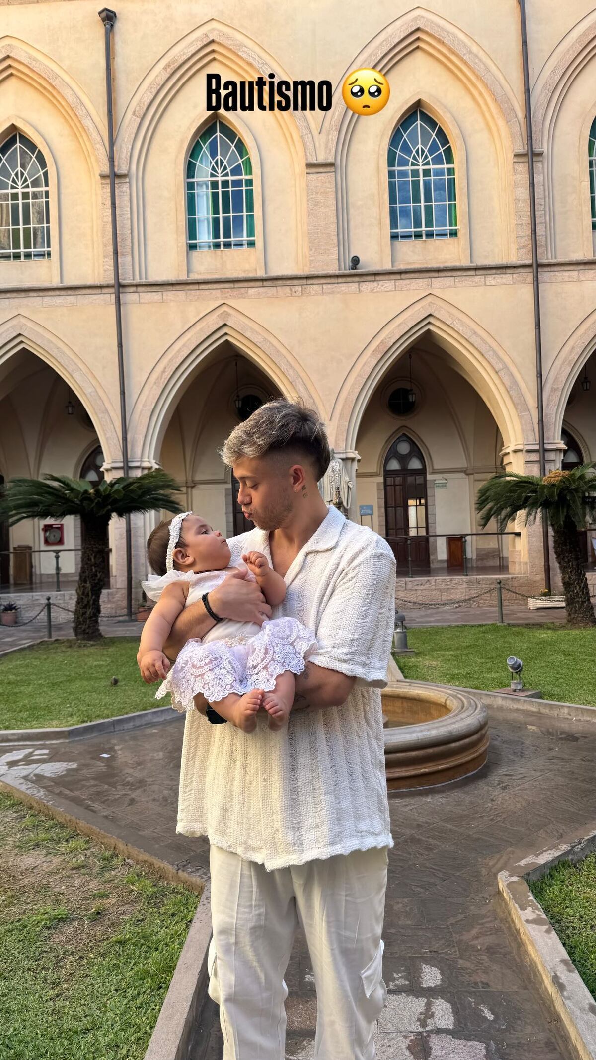 Así fue el bautismo de las gemelas de Daniela Celis y Thiago Medina