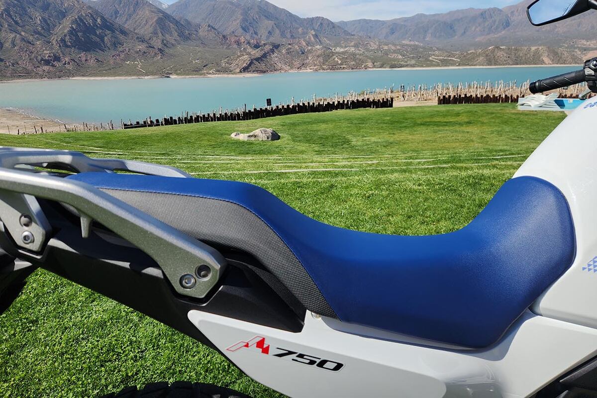 El asiento de doble altura tiene una distancia al piso de 850 mm.