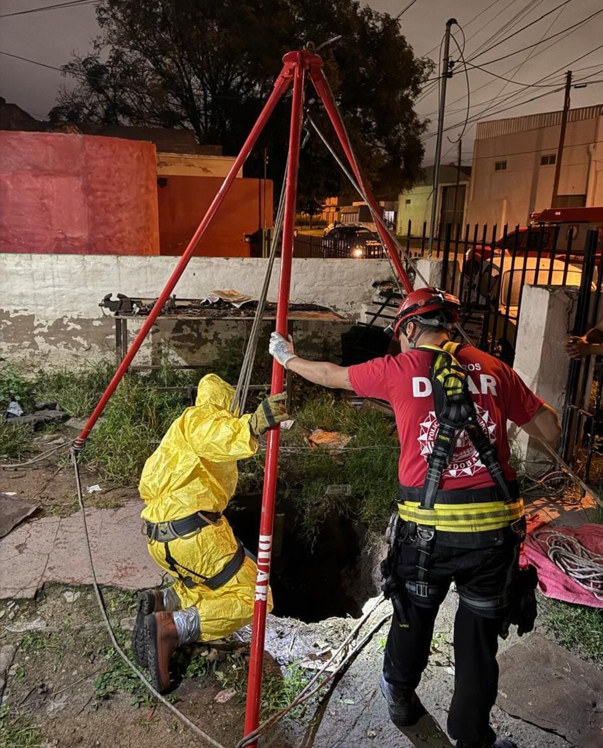 Cedió otro pozo ciego en la ciudad de Córdoba: dos perros cayeron en la cámara de 6 metros de profundidad. (Policía)