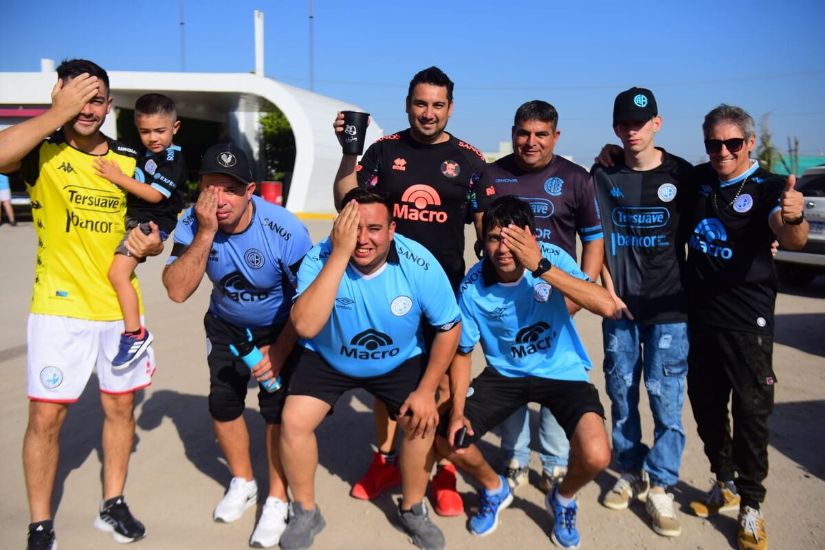 Hinchas de Belgrano copando la ruta para ir a Rafaela y asistir al partido con Real Pilar por los 32avos de final de la Copa Argentina. (José Gabriel Hernández / La Voz)