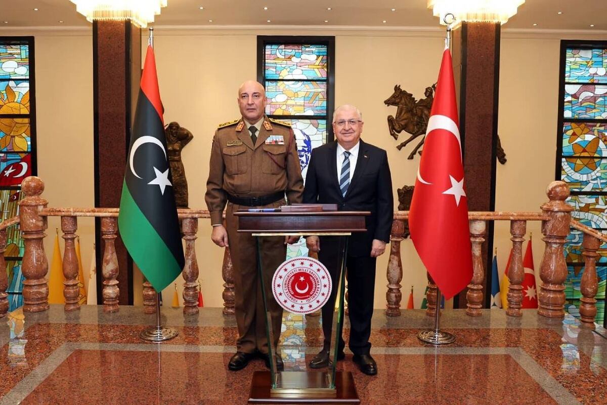 El jefe del Estado Mayor de Turquía, general Selcuk Bayraktaroglu (derecha), junto al jefe del Estado Mayor de Libia, general Mohamed Ali Ahmed El Haddad, durante su reunión en Ankara, Turquía, el martes 23 de diciembre de 2025. (Ministerio de Defensa turco vía AP)