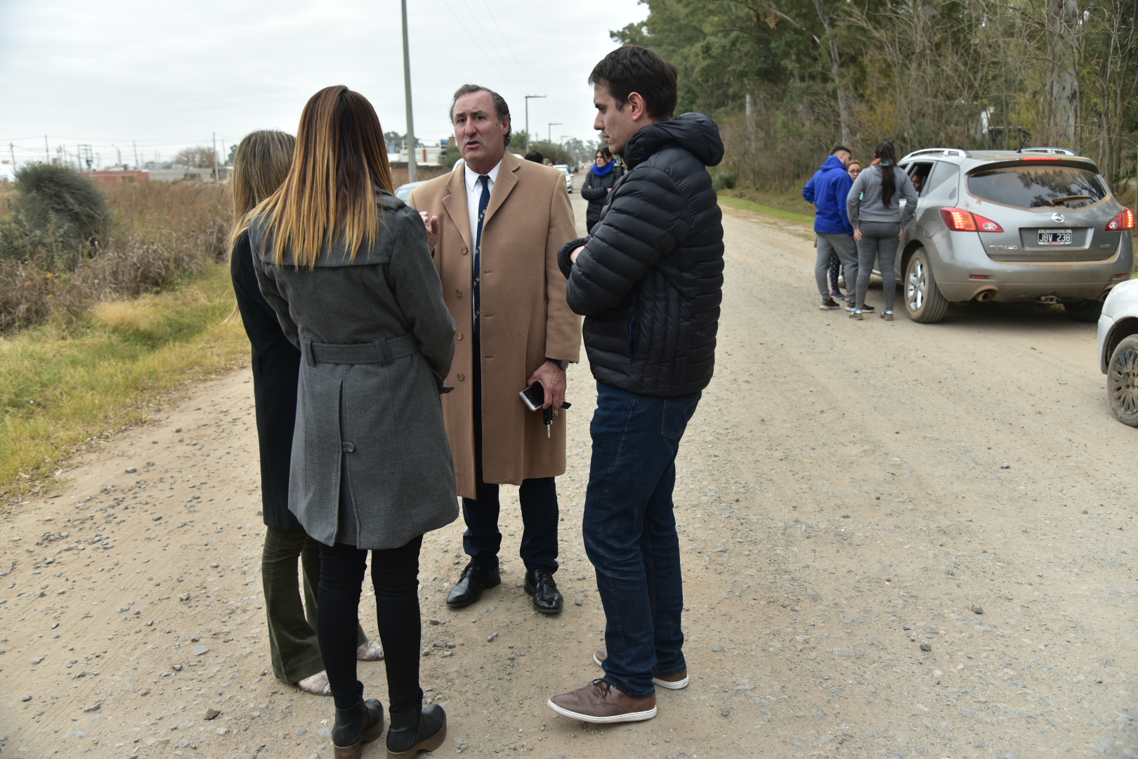 El fiscal René Bosio, de frente en el lugar de la búsqueda en Villa Maria. (La Voz)