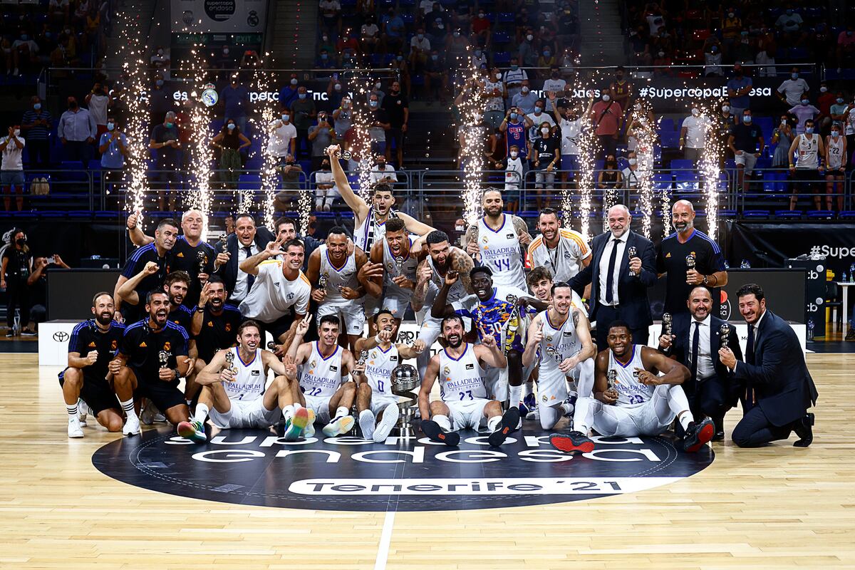 El festejo, repetido, del Real Madrid en la Supercopa de España. (@ACBCOM)