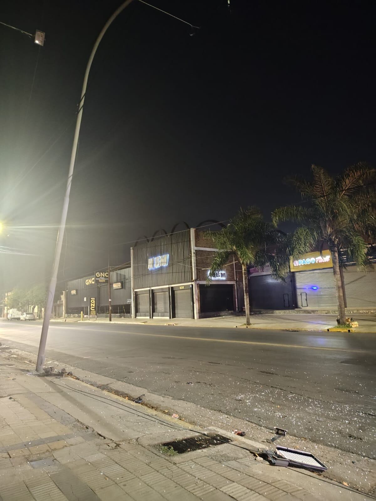 Los postes dañados. (Policía)