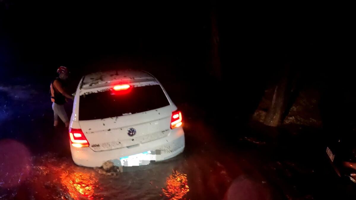 Lluvia y granizo en la ciudad de Córdoba: rescataron a cinco personas y hubo múltiples incidentes. (Policía)
