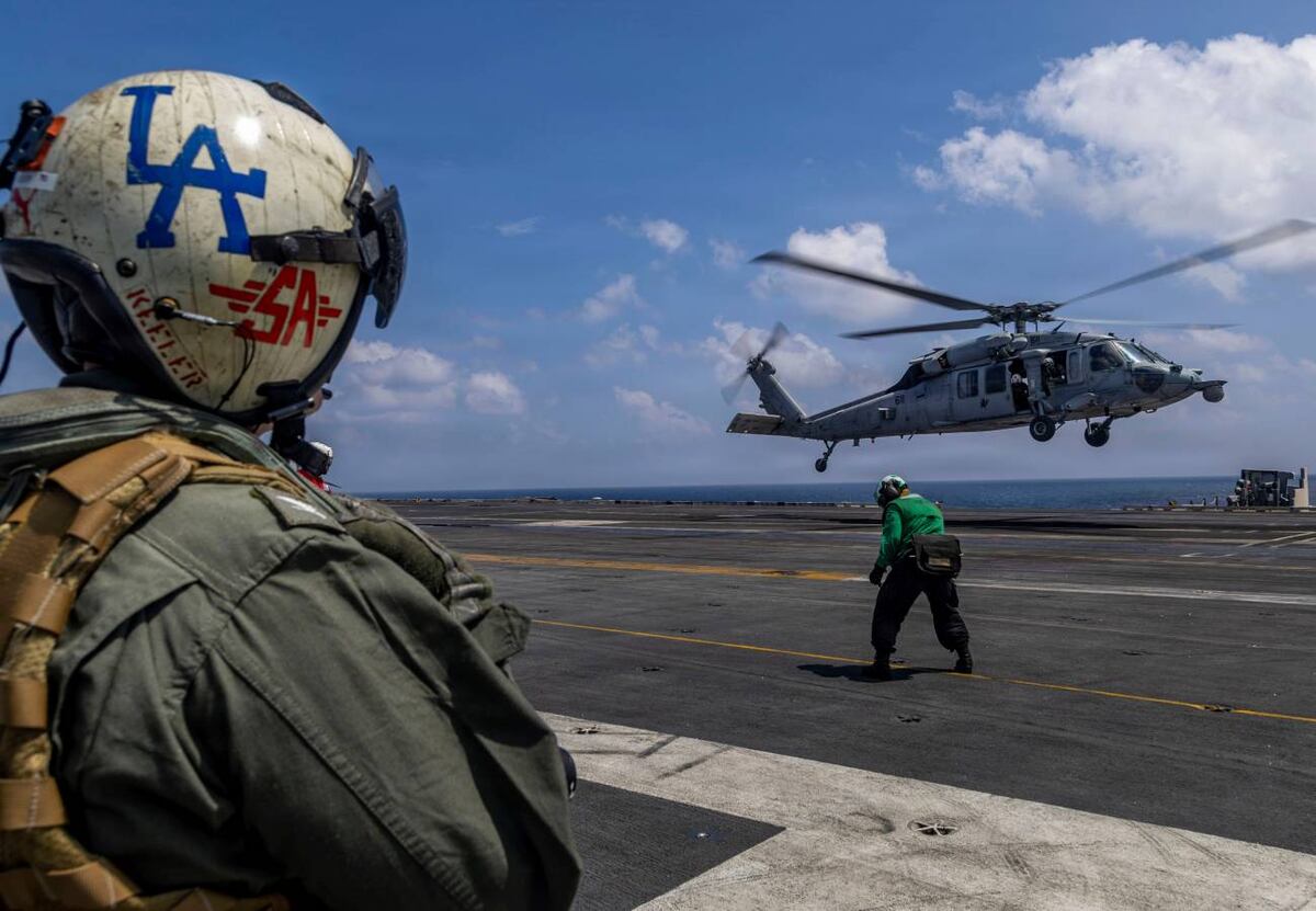 Trabajos sobre el portaaviones USS Abraham Lincoln que va rumbo a Irán. (AP)