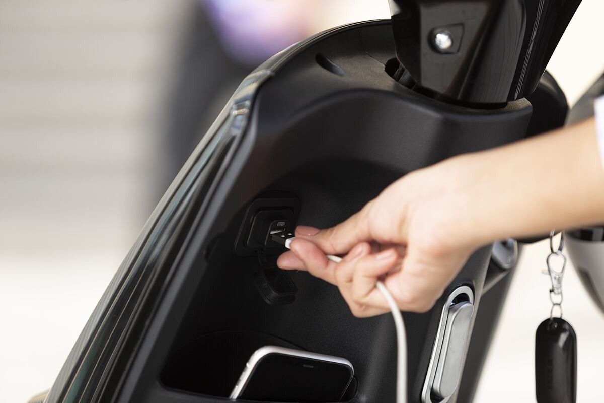 Cuenta con puerto USB para recargar el celular.