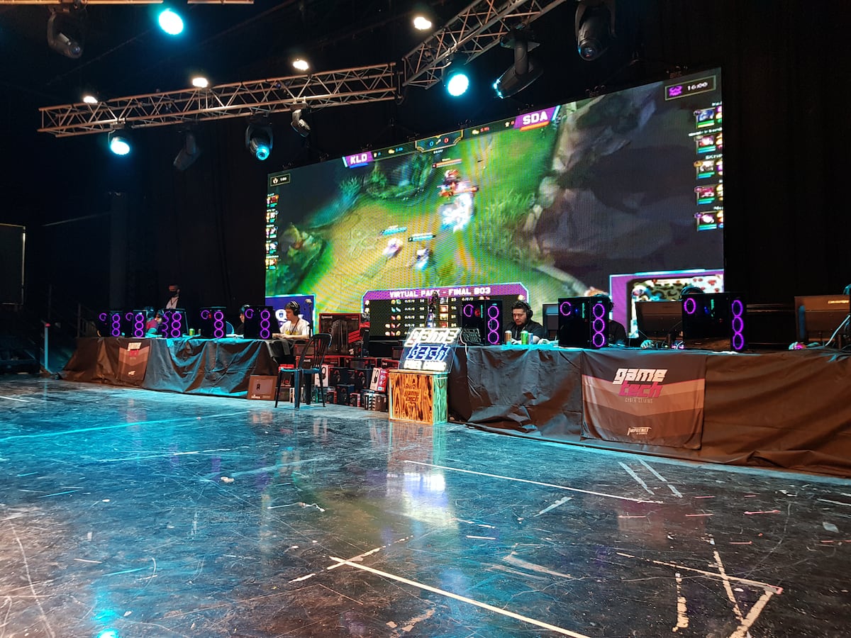 El escenario de Virtual Park, el evento gamer que se desarrolló en espacio Quality de Córdoba. (La Voz)