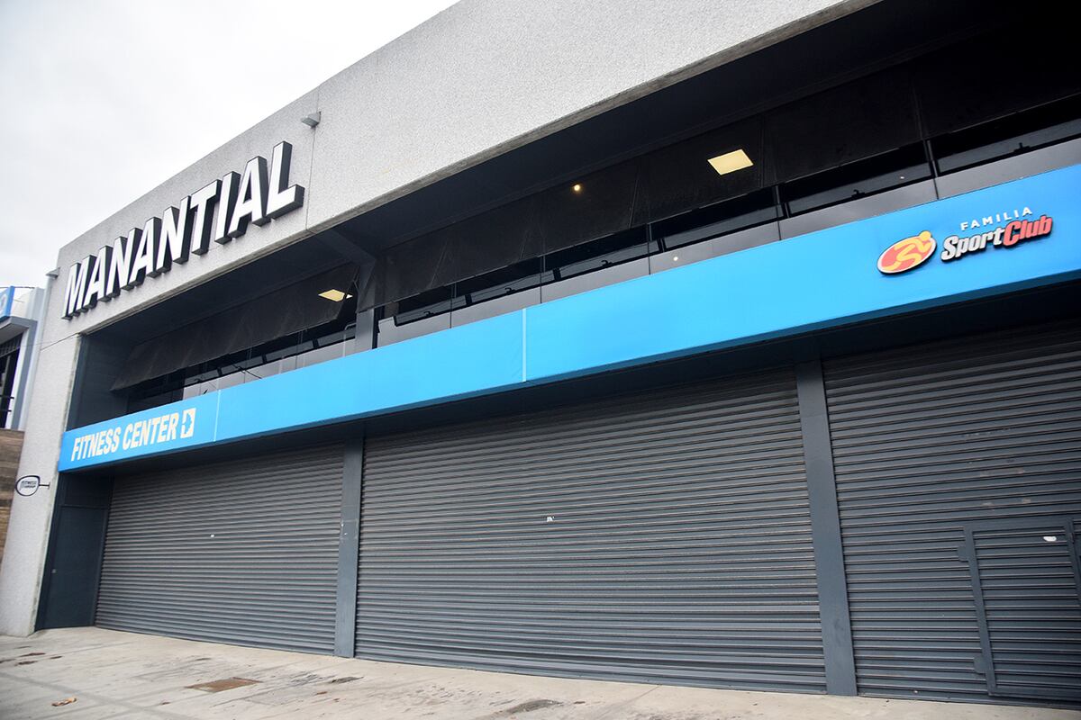 El corte de luz afecta a varios comercios sobre la Av. Juan B. Justo.(Pedro Castillo / La Voz)