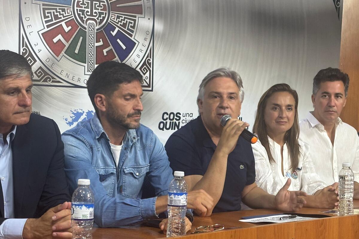 Visita. El gobernador Martín Llaryora y su par de Santa Fe, Maximiliano Pullaro, visitaron esta noche el festival de Cosquín.