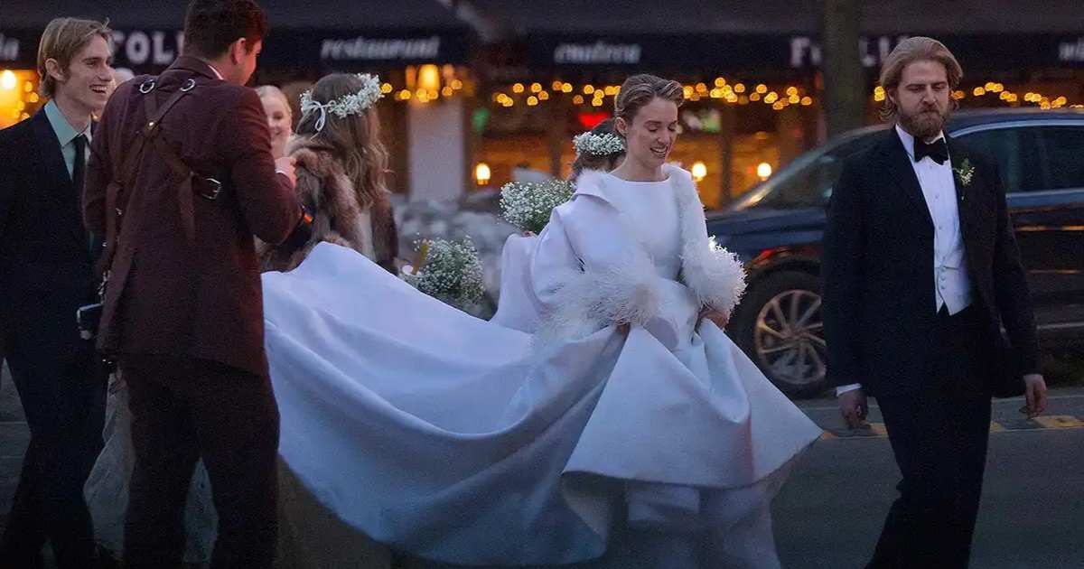 Maya Hawke y Christian Lee Hutson a la salida de la iglesia. (Foto: Revista ¡Hola!)